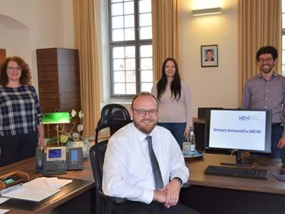 Landrat Andreas Meier (vorne, sitzend) mit einigen der am Projekt beteiligten Mitarbeitern (stehend von links): Barbara Mädl (Sachgebietsleiterin Kreisentwicklung und Wirtschaftsförderung), Daniela Peintinger (Gesundheitsregion Plus Nordoberpfalz) und Christian Frey (Bildungsmanager)