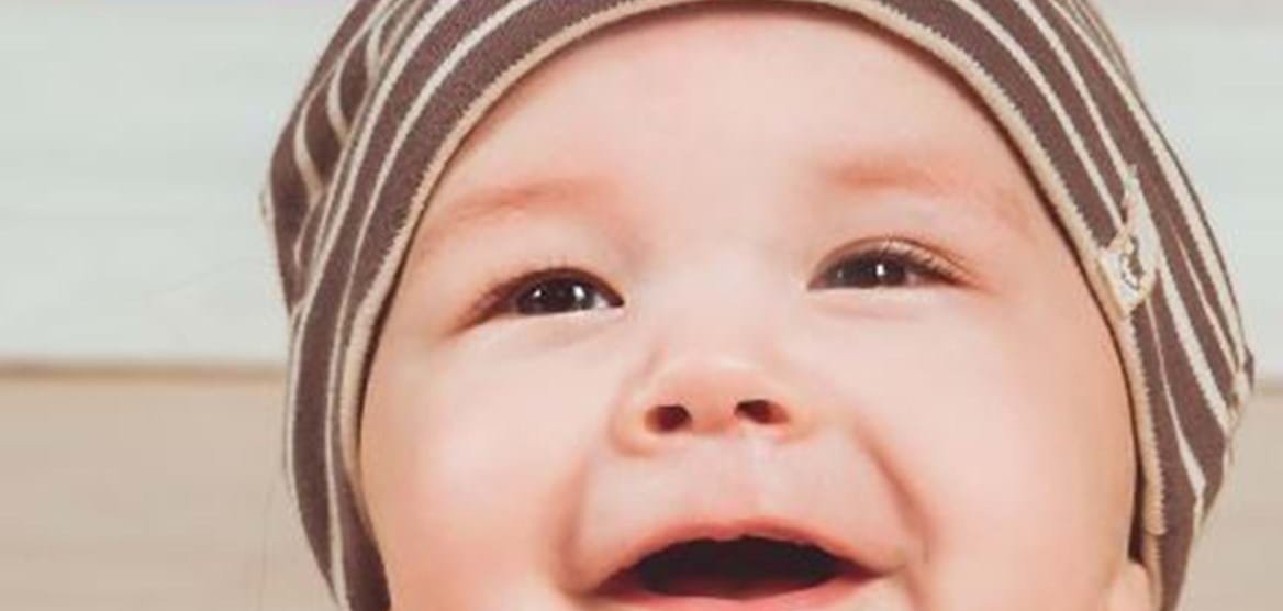 Abgebildet wird ein Kleinkind mit dem Slogan "Gemeinsam für die gesunde Entwicklung der Kinder".