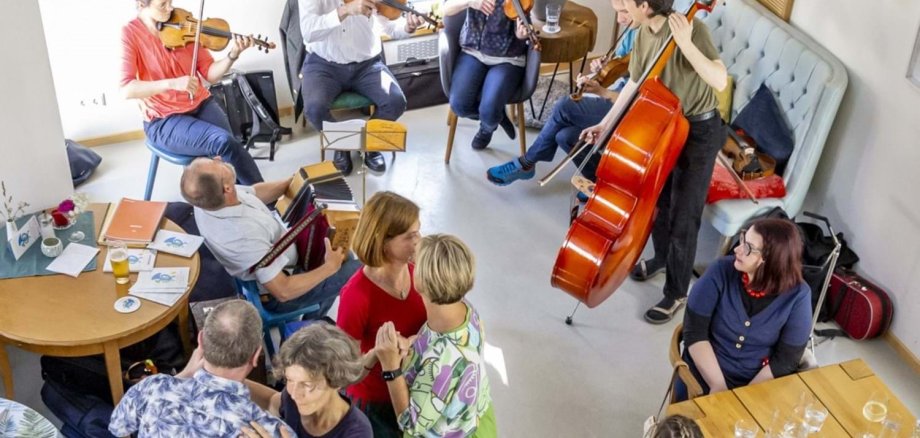 Beim Zwiefachentag 2025 wird in Vohenstrauß getanzt, gesungen und musiziert.