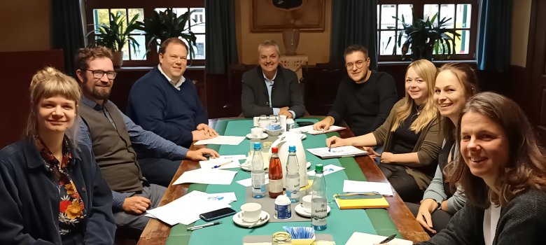 Team der Kultur- und Heimatpflege des Bezirks Oberpfalz
© Bezirk Oberpfalz - Marcus Rebmann Das Team der Kultur- und Heimatpflege des Bezirks Oberpfalz plant gemeinsam mit der Stadt Vohenstrauß den Zwiefachentag 2025.