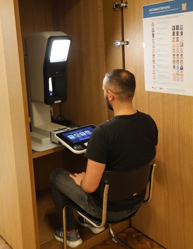 Das Aufnahmesystem PointID® ermöglicht digitale Passbilder direkt in der Ausländerbehörde am Landratsamt NEW. 