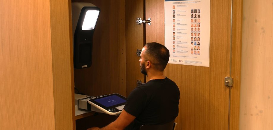 Das Aufnahmesystem PointID® ermöglicht digitale Passbilder direkt in der Ausländerbehörde am Landratsamt NEW. 