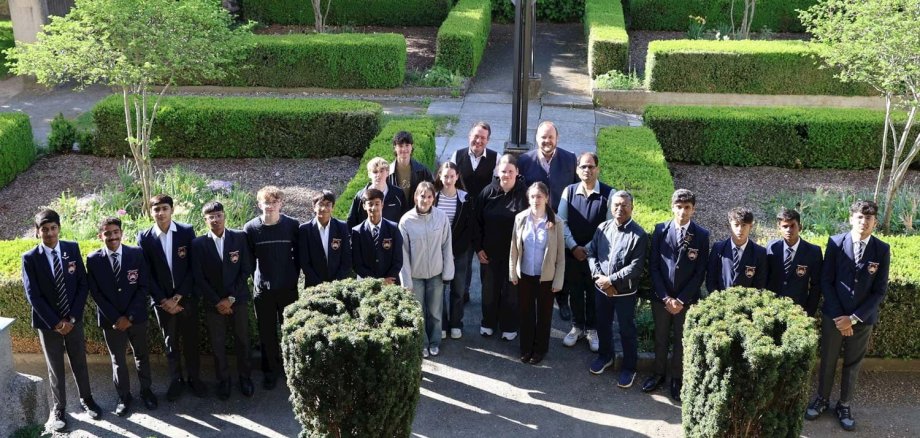 Gruppenfoto der Austauschschüler aus Indien mit Herrn Landrat Andreas Meier im Barockgarten.