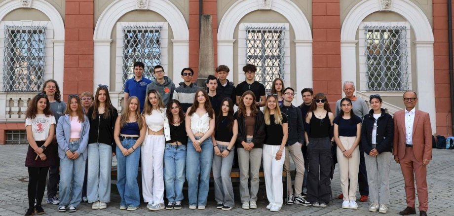 Schülerinnen und Schüler aus Ungarn sind zu Gast in NEW. Vor dem Landratsamt Neustadt an der Waldnaab machte der Besuch aus Gödöllö ein Gruppenfoto zusammen mit Dr. Alfred Scheidler