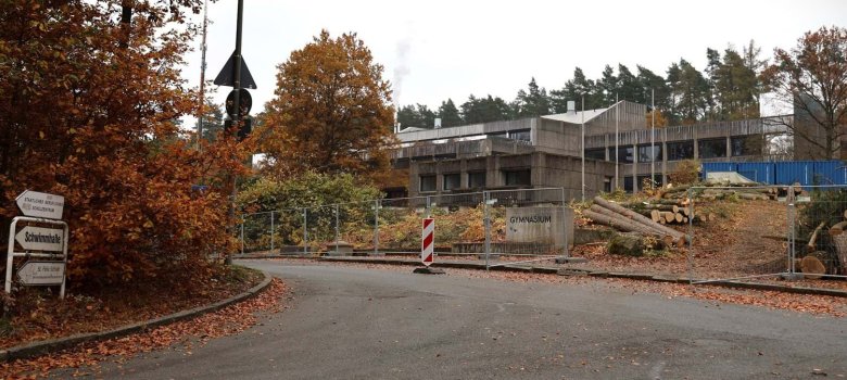 Hier entsteht die neue Schwimmhalle. Seit Oktober 2024 laufen die Bauarbeiten. Das Schild links verweist auf den bisherigen Standort neben der Lobkowitz-Realschule. In wenigen Jahren wird die Realschule erweitert und die alte Schwimmhalle abgerissen.
