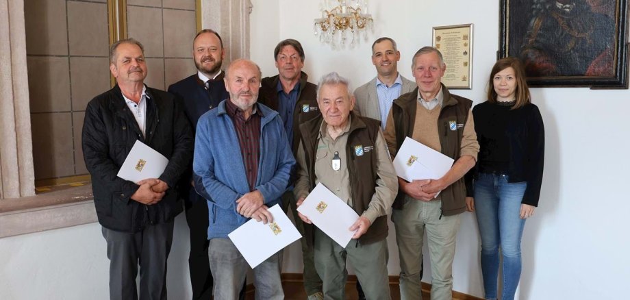 Gruppenfoto der geehrten Naturschützer mit Herrn Landrat Andreas Meier in der Kapelle des Landratsamtes Neustadt an der Waldnaab.