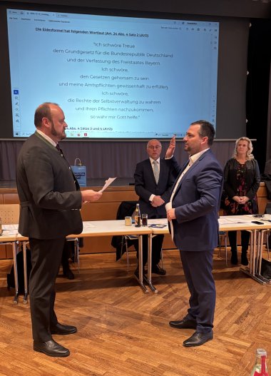 Vereidigung von Sebastian Hartl
© Landkreis Neustadt an der Waldnaab Nachrücker Sebastian Hartl wurde als Kreisrat vereidigt. Zu sehen ist Herr Hartl und Landrat Andreas Meier.