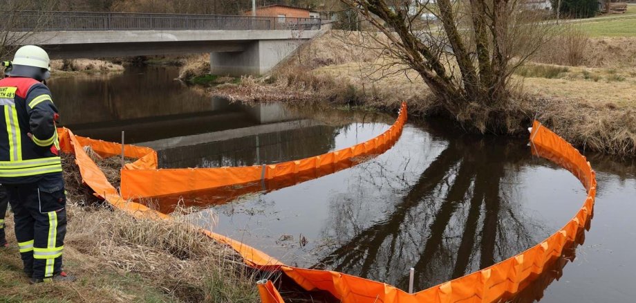 Einsatzkräfte üben den Ernstfall bei einem Leck an der Ölpipeline.