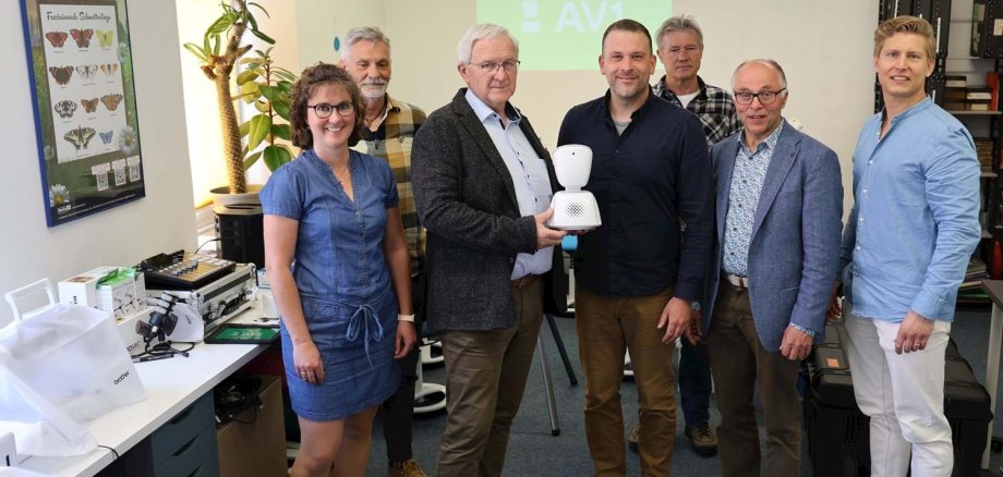 Große Freude im Medienzentrum: ein weiterer Avatar geht in den Einsatz. Von links: Melanie Kaiser, Franz Simmerl, Prof. Dr. Karl-Heinz Dietl, Fabian Liedl, Max Magerer, stv. Landrat Albert Nickl, Florian Groche