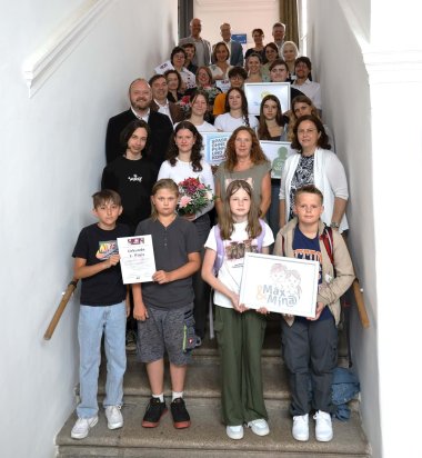 Wettbewerb "Strategien guter Suchtprävention" - Vier Schulen aus Weiden und Neustadt erhalten Preise
© Landkreis Neustadt an der Waldnaab Gruppenfoto der Schülerinnen und Schüler die am Wettbewerb "Strategien guter Suchtprävention" teilgenommen haben.