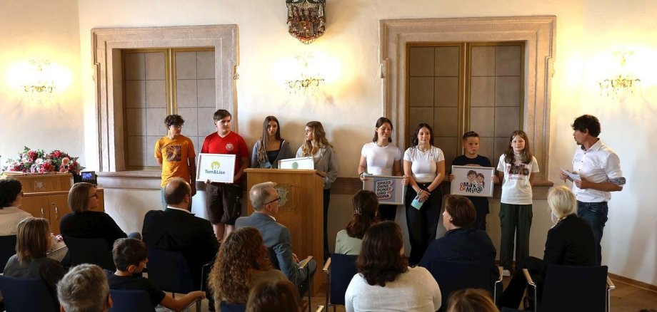 Schülerinnen und Schüler der Lobkowitz-Realschule stellen Projekte aus ihren Klassen in der Schlosskapelle des Landratsamtes Neustadt an der Waldnaab vor.