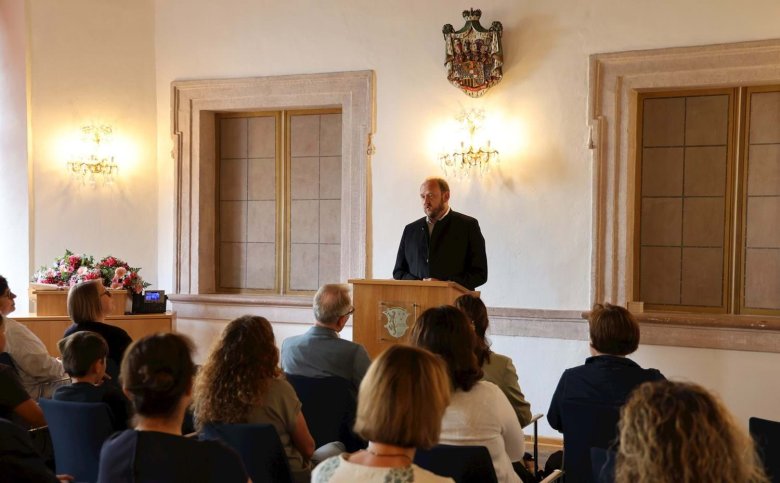 Landrat Andreas Meier würdigte das Engagement an den Schulen, sich mit dem Thema Sucht und Prävention breit auseinanderzusetzen.
© Landkreis Neustadt an der Waldnaab Landrat Andreas Meier unterstrich die Wichtigkeit, sich bereits in der Schule mit den Gefahren von Alkohol, Drogen und Mediensucht auseinander zu setzen.