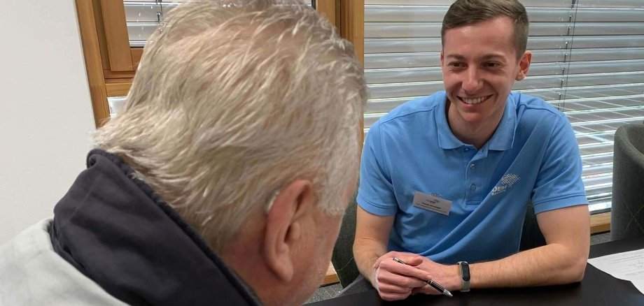 Florian Weidinger (digitDEM Bayern) führt Gedächtnistest durch.