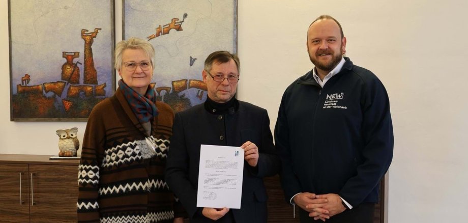 Jörg Krämer ist neuer Kreisarchivpfleger des Landkreises NEW Archivdirektorin Dr. Rita Sagstetter und Landrat Andreas Meier gratulierten zum neuen Ehrenamt