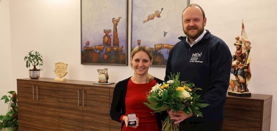 Verabschiedung der Kreisrätin a.D. Stefanie Dippl
© Landkreis Neustadt an der Waldnaab Landrat Andreas Meier verabschiedet Kreisrätin a.D. Stefanie Dippl