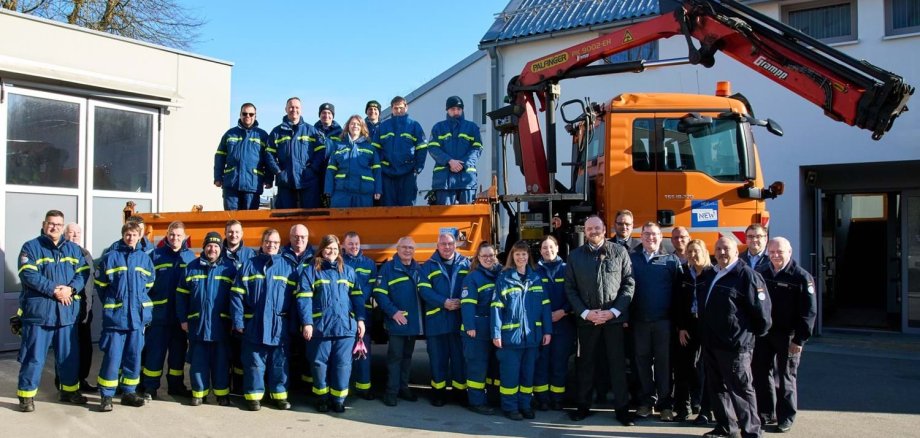 Voller Einsatz für NEW - Neuer Kipper mit Kran für das THW in Weiden Über den „neuen Gebrauchten“ Krankipper freuten sich 32 anwesende THW-Einsatzkräfte. Die Übernahme des Schlüssels erfolgte durch (von rechts nach links): Zugführer Heiko Engelbrecht, Holger Bogdanski, 1. Vors. THW-HV Michael Braun, Carina Koller, Markus Koller, Ortsbeauftragten Andreas Duschner, Thomas Schiller und Landrat Andreas Meier (Achter von rechts).