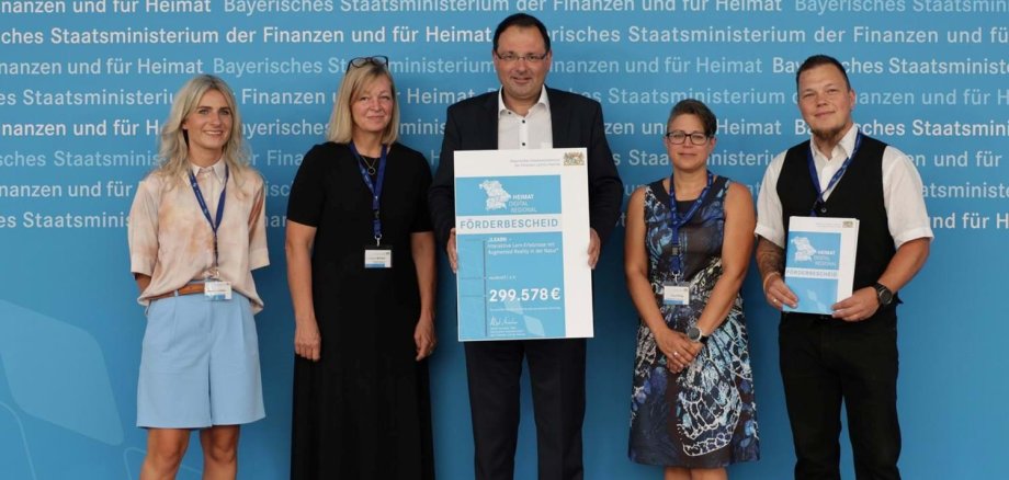 Beim "Tag der Bayerischen Regionen" in Nürnberg fiel der offizielle Startschuss für das neue Bildungs- und Erlebnisprojekt iLEARN – interaktive Lern-Erlebnisse mit Augmented Reality in der Natur im Landkreis NEW. Hier wurde der Förderbescheid an die Expertinnen und Experten überreicht.