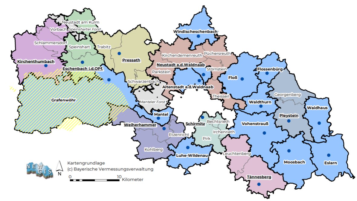Verwaltungskarte des Landkreises Neustadt an der Waldnaab in der Oberpfalz (Bayern), mit farblich abgesetzten Gemeinde- bzw. Verwaltungsgrenzen. Einzelne Orte wie Eschenbach in der Oberpalz, Grafenwöhr, Neustadt an der Waldnaab, Vohenstrauß, Floß, Pleystein, Eslarn, Tirschenreuth, Windischeschenbach und weitere sind namentlich und mit blauen Punkten markiert. Eine auffällige gelb-blau schraffierte Fläche kennzeichnet das Truppenübungsplatzgebiet Grafenwöhr im Südwesten der Karte. Maßstabsleiste unten mittig, Himmelsrichtungspfeil unten links. Kartengrundlage: Bayerische Vermessungsverwaltung.