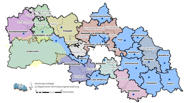 Karte des Landkreises Neustadt
an der Waldnaab
© Landkreis Neustadt an der Waldnaab Verwaltungskarte des Landkreises Neustadt an der Waldnaab in der Oberpfalz (Bayern), mit farblich abgesetzten Gemeinde- bzw. Verwaltungsgrenzen. Einzelne Orte wie Eschenbach in der Oberpalz, Grafenwöhr, Neustadt an der Waldnaab, Vohenstrauß, Floß, Pleystein, Eslarn, Tirschenreuth, Windischeschenbach und weitere sind namentlich und mit blauen Punkten markiert. Eine auffällige gelb-blau schraffierte Fläche kennzeichnet das Truppenübungsplatzgebiet Grafenwöhr im Südwesten der Karte. Maßstabsleiste unten mittig, Himmelsrichtungspfeil unten links. Kartengrundlage: Bayerische Vermessungsverwaltung.