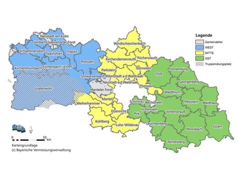 Karte des Landkreises Neustadt an der Waldnaab mit farblicher Unterteilung in drei Abfuhrgebiete für die Müllentsorgung: WEST (blau), MITTE (gelb) und OST (grün). Zusätzlich sind gemeindefreie Gebiete (grau) und ein Truppenübungsplatz (blau gestreift) eingezeichnet. Die Karte zeigt die Lage der einzelnen Gemeinden innerhalb der drei Zonen. Eine Legende erklärt die Farbkennzeichnung. Die Karte basiert auf den Daten der Bayerischen Vermessungsverwaltung.