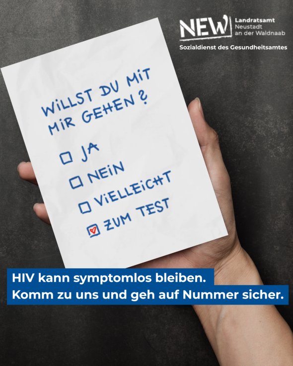 Eine Hand hält einen Zettel mit der Überschrift „Willst du mit mir gehen?“ und vier Auswahlfeldern: „Ja“, „Nein“, „Vielleicht“ und „Zum Test“, wobei letzteres angekreuzt ist. Oben rechts steht das Logo des Landratsamts Neustadt an der Waldnaab, Sozialdienst des Gesundheitsamtes. Unten im Bild befindet sich ein blauer Hinweistext: „HIV kann symptomlos bleiben. Komm zu uns und geh auf Nummer sicher.“