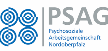 Logo der PSAG – Psychosoziale Arbeitsgemeinschaft Nordoberpfalz. Links vier konzentrische Kreise in Blau mit Zielscheibenmuster, rechts daneben der Schriftzug ‚PSAG Psychosoziale Arbeitsgemeinschaft Nordoberpfalz‘ in Grau und Blau.