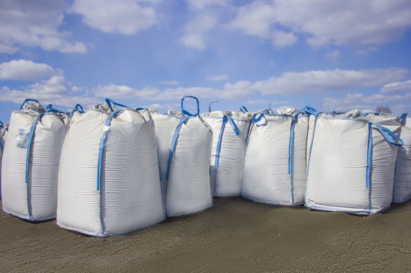 Big-bags
© Adobe Stock Mehrere große weiße Big Bags mit blauen Halteschlaufen stehen als Symbolisierung nebeneinander.
