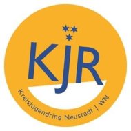 Kreisjugendring Neustadt an der Waldnaab Rundes Logo mit gelbem Hintergrund. In der Mitte stehen die blauen Buchstaben KJR, darüber drei Sterne. Unten steht in einem Halbkreis der Schriftzug ‚Kreisjugendring Neustadt | WN‘.