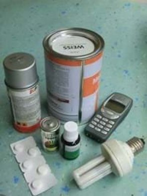 Problemmüll
© Landkreis Neustadt an der Waldnaab Verschiedene Problemabfälle auf einem Tisch, darunter eine Spraydose, eine große Farbdose, ein altes Mobiltelefon, eine Energiesparlampe, Medikamente in Blisterverpackung, kleine Fläschchen mit Chemikalien und eine Batteriezelle. Diese Gegenstände gehören nicht in den Hausmüll.