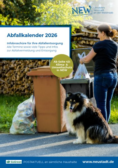 Abfallkalenders 2026 des Landkreises Neustadt an der Waldnaab
© Landkreis Neustadt an der Waldnaab Titelbild des „Abfallkalenders 2026“ des Landkreises Neustadt an der Waldnaab. Eine Frau stellt Müllsäcke in eine Tonne am Straßenrand, während im Vordergrund ein Collie-Hund sitzt. Im Hintergrund sind Holzstapel und Grünflächen zu sehen. Auf dem Titel stehen Hinweise zur Infobroschüre für Abfallentsorgung sowie ein gelber Kreis mit dem Hinweis „Ab Seite 43: Klima- & Umweltschutz in NEW“. Außerdem sind das Landkreis-Logo und die Webadresse „www.neustadt.de“ abgebildet.