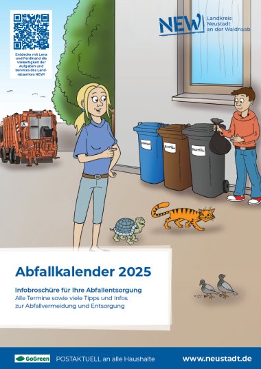 Titelbild des Abfallkalenders 2025 des Landkreises Neustadt an der Waldnaab. Auf der linken Seite ist ein QR-Code mit dem Hinweis „Entdecke mit Lena und Ferdinand die Vielfalt der Aufgaben und Services des Landratsamtes NEW!“. Am unteren Rand befinden sich das GoGreen-Logo und die Internetadresse www.neustadt.de.