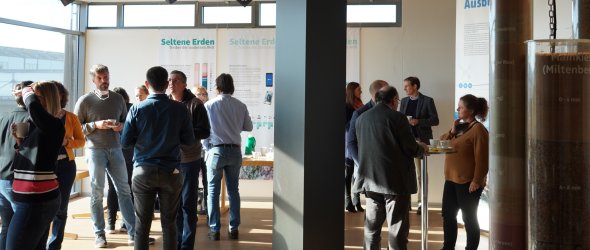 MINT-Netzwerkrunde
© Landkreis Neustadt an der Waldnaab Mehrere MINT-Akteure stehen in kleineren Gruppen in einem modernen Seminarraum zusammen und vernetzen sich. Die Teilnehmer nehmen hier an einer Veranstaltung des MINT-Netzwerks teil. Im Hintergrund sind Informationen zu MINT zu sehen.