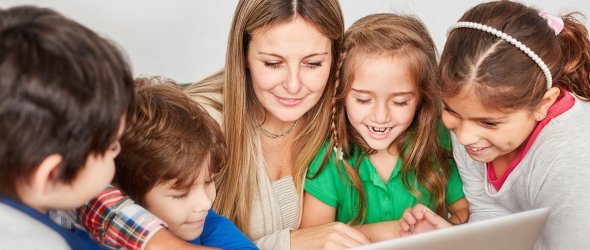 NEW Grundschulbetreuung
© Landkreis Neustadt an der Waldnaab Hier sitzen mehrere Grundschulkinder gemeinsam mit ihrer Lehrerin an einem Tisch und schauen lächelnd in einen Computer. Die Szene vermittelt eine warme, freundliche Atmosphäre der Betreuung und des gemeinsamen Lernens.