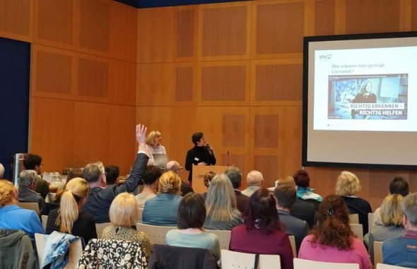 Bildungsexpertinnen und -experten aus der Region kamen zusammen, um sich zu informieren und gemeinsam Lösungen zu diskutieren,.