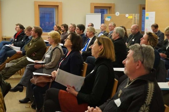 Akteurinnen und Akteure aus Politik, Verwaltung und verschiedenen Bildungsbereichen aus der Regionen nahmen an der Auftaktveranstaltung des Bildungsbeirats teil.