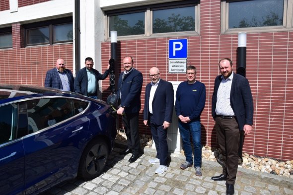 Geschäftsführer Christian Kozur und Projektleiter Florin Oswald von Qwello weihten gemeinsam mit Landrat Andreas Meier und Bürgermeister Sebastian Hartl die Ladepunkte vor dem Rathaus ein.