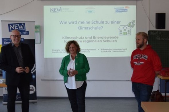 Gruppenfoto der Präsentation von "Wie wird meine Schule zu einer Klimaschule?" Das genaue Thema der Veranstaltung war der Klimaschutz und die Energiewende an regionalen Schulen.