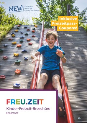 Titelbild der "FREU.ZEIT – Kinder-Freizeit-Broschüre". Hinweis auf Freizeitpass-Coupons.