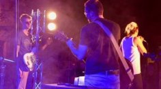 Veranstaltungen
© Musikinitiative Vohenstrauß e.V. Band spielt bei einem nächtlichen Live-Konzert unter Bühnenbeleuchtung, Gitarrist und Sängerin im Vordergrund.