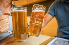 Echter Zoigl vom Kommunbrauer
© Oberpfälzer Wald, Fotograf Thomas Kujat Zwei Personen stoßen mit großen Bierkrügen an, gefüllt mit Zoiglbier.
