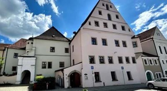 Altes Schloss: Historisches Gebäudeensemble mit hellen Fassaden und markanten Giebeldächern, Sitz des Landratsamts Neustadt an der Waldnaab