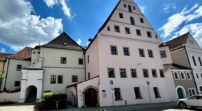 Altes Schloss
© Landkreis Neustadt an der Waldnaab Altes Schloss: Historisches Gebäudeensemble mit hellen Fassaden und markanten Giebeldächern, Sitz des Landratsamts Neustadt an der Waldnaab