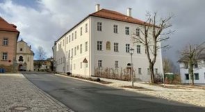 Außenstelle Eschenbach: Helle, dreigeschossige Außenstelle des Landratsamts in Eschenbach in der Oberpfalz.