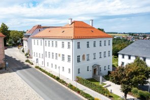 Außenstelle Eschenbach: Helle, dreigeschossige Außenstelle des Landratsamts in Eschenbach in der Oberpfalz.