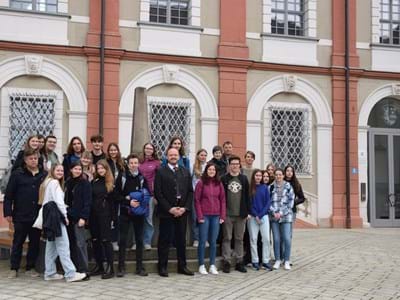 Jugendliche des Schüleraustauschprogramms des Gymnasiums Eschenbach i.d.OPf. sind zu Gast im Landkreis NEW und besuchten Landrat Andreas Meier im Landratsamt.