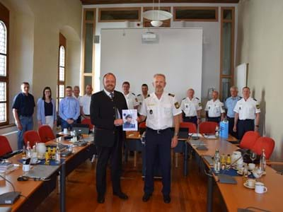 Polizeipräsident Thomas Schöniger übergibt an Landrat Andreas Meier den Sicherheitsbericht für das Jahr 2022