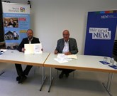 Bezirkstagspräsident Franz Löffler und Landrat Andresa Meier unterzeichnen die gemeinsame Kooperationsvereinbarung