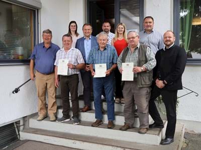 Trotz modernster Messtechnik unverzichtbar - Langjährige Feldgeschworene geehrt Vermessungsdirektor Joachim Gesierich (oben recht) und Landrat Andreas Meier (rechts) ehrten Hubert Greiner und Karl List für 25 Jahre (1.Reihe 2./4. von links) sowie Ernst Frischholz (1.Reihe Mitte) für 50 Jahre Dienst als Feldgeschworener.