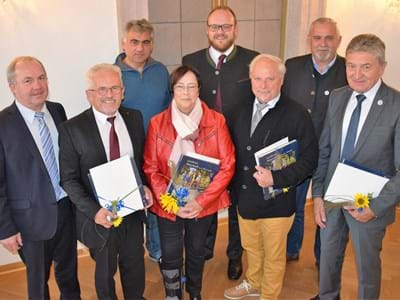 von links: Bürgermeister Gerhard Scharl, Alfred Wulfänger, Michael Pregler, Marianne Göbl, Landrat Andreas Meier, Karl-Heinz Buchberger (bis hier alle Geehrten aus Bechtsrieth), Bürgermeister Ludwig Biller und Herbert Rudolph (Weiherhammer)