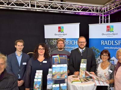 Unser Team auf der Reisemesse (von links): Hannes Gilch, Barbara Mädl, Hannes Kriechenbauer, Landrat Andreas Meier, Alexandra Feistl
